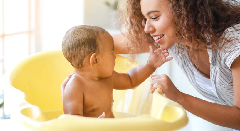 اسفنجة استحمام للأطفال: أصول اختيارها وطرق استعمالها
