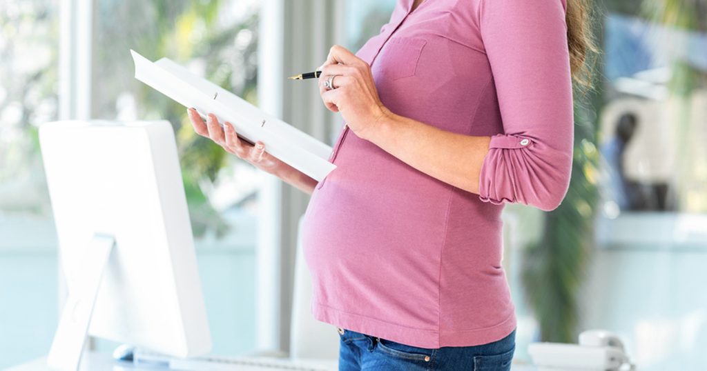 هل تضر الحركة الكثيرة في الشهر الأول بالحامل؟
