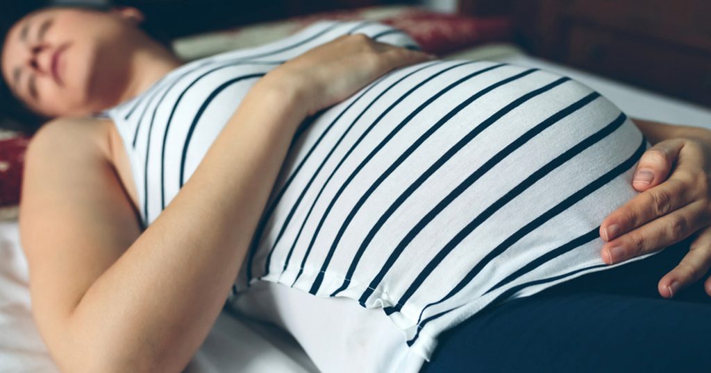 في أي وقت يكون النوم على الظهر خطر للحامل والجنين؟