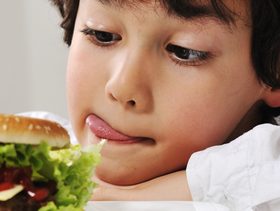 دراسة حديثة: حالة نادرة عند طفلين لا يمكن أن يشعرا بالشبع