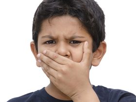 5 مسببات لروائح الفم الكرية عند الأطفال ماذا تفعلين بشأنها؟