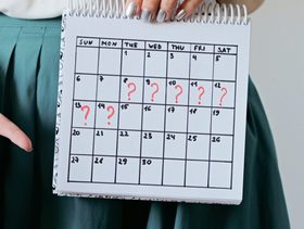 هل دم انغراس البويضة ينزل في موعد الدورة الشهرية؟