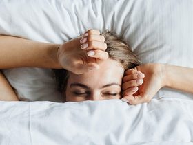 لماذا تحصل النساء على ساعة نوم أكثر من الرجال؟