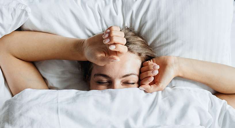 لماذا تحصل النساء على ساعة نوم أكثر من الرجال؟