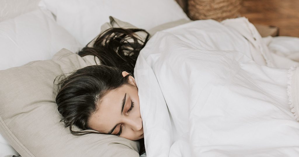 السبب وراء حصول المرأة على ساعة نوم إضافية أكثر من الرجل