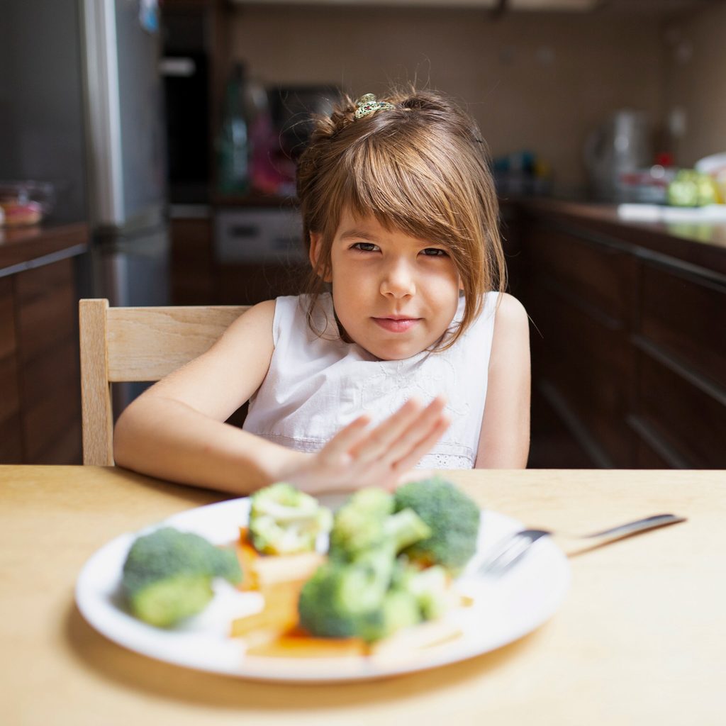 طفلة ترفض تناول الأطعمة الصحية