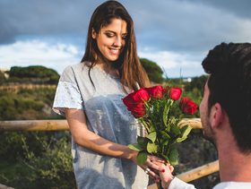 علامات حب الرجل للمرأة بلغة الجسد