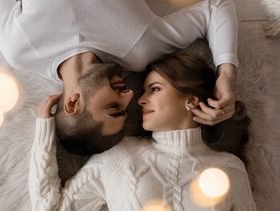 الحمل فوق الملابس