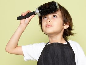 العناية بشعر الطفل الطويل