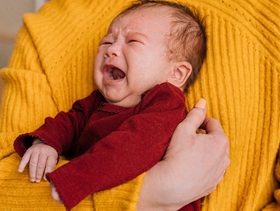 بكاء الرضيع عند الاستيقاظ
