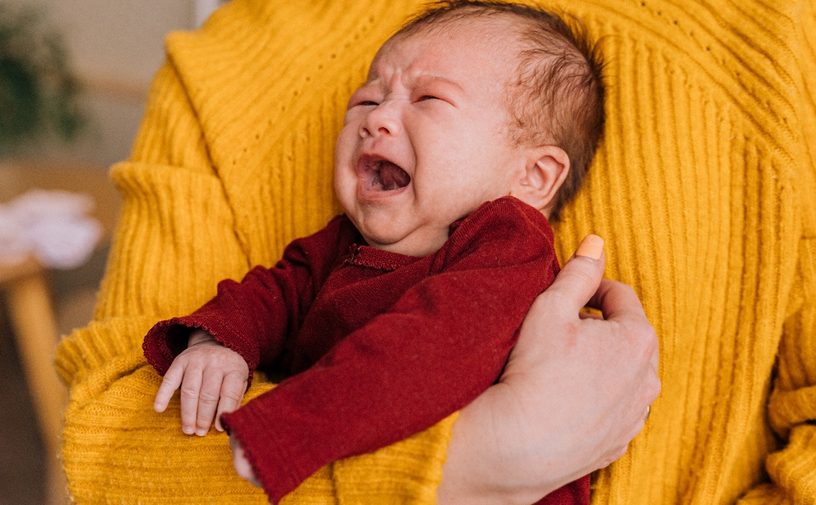 بكاء الرضيع عند الاستيقاظ