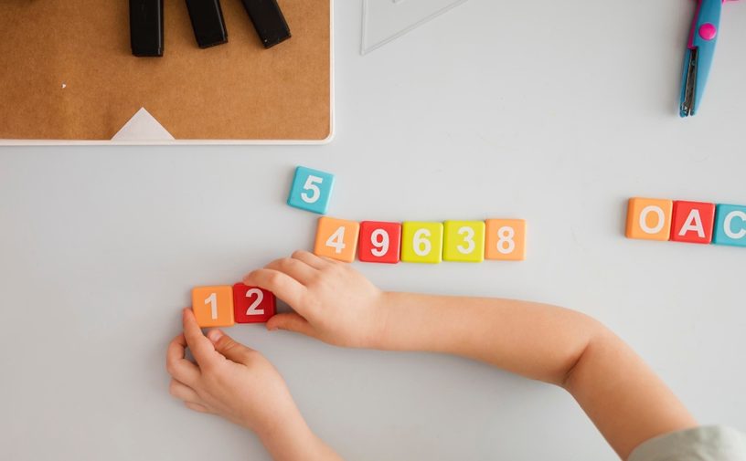 تعليم الأطفال الأحرف والأرقام