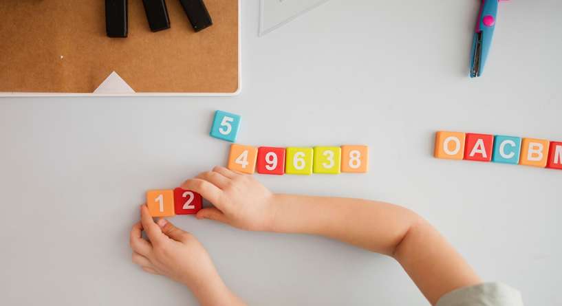تعليم الأطفال الأحرف والأرقام