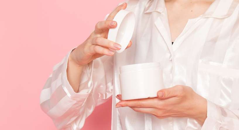 تنظيف مرطب الشفاه من الملابس