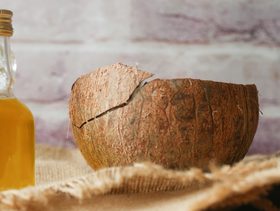 زيت جوز الهند للأسنان