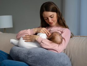 شرب الماء والرضيع