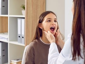 علاج التهاب الحلق عند الأطفال