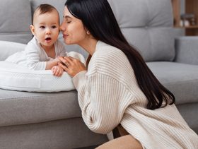 متى يتحدث الرضيع