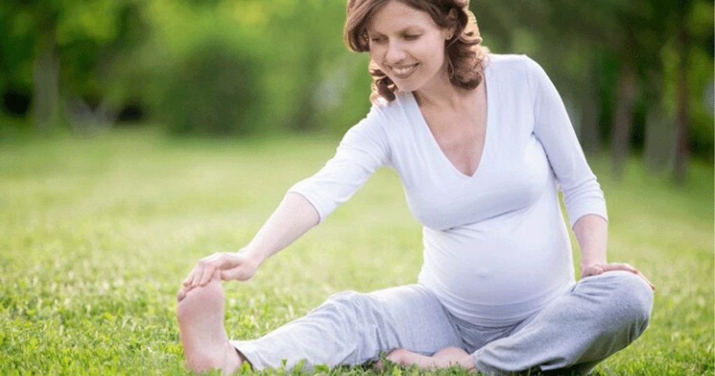 طريقة التعامل مع تورم القدمين عند الحمل