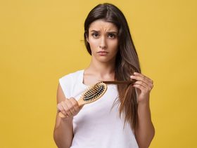 اكتشفي الفرق بين تساقط الشعر الطبيعي وغير الطبيعي من هذه العلامات