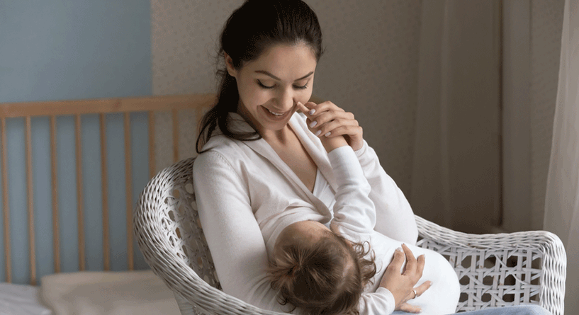 فوائد عديدة للأم من الرضاعة الطبيعية