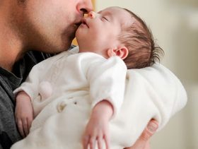 حكم وكيفية الآذان في أذن الطفل المولود