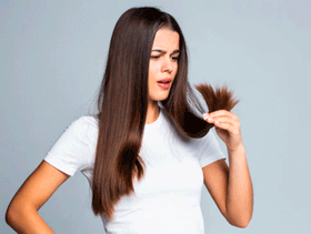 تعرّفي على السبب الرئيسي وراء تساقط شعرك عند سحبه