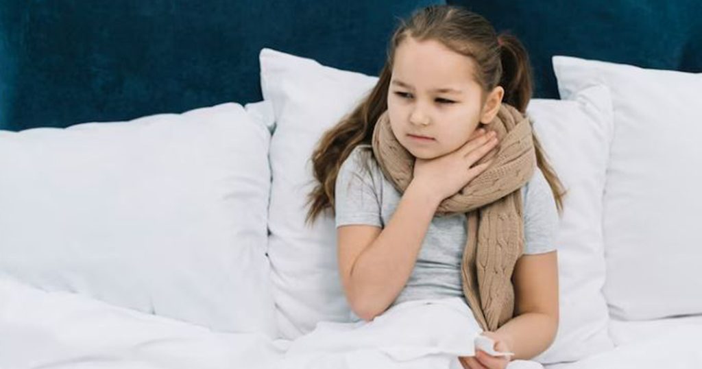 طفلة تشعر بألم الحلق