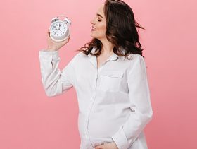 كم تأخذ الحامل من الشهر العاشر وما أسباب التأخر؟