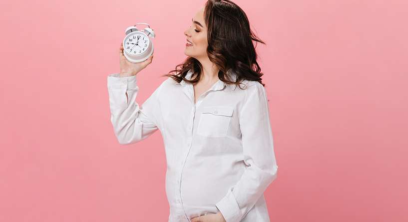 كم تأخذ الحامل من الشهر العاشر وما أسباب التأخر؟
