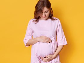 العلاقة بين الأم الحامل ونمو الجنين النفسي