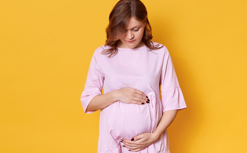 العلاقة بين الأم الحامل ونمو الجنين النفسي
