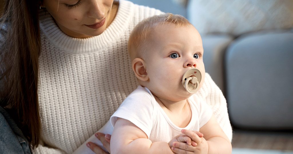 أم تضع طفلها بوضعية تساعده على إخراج البلغم