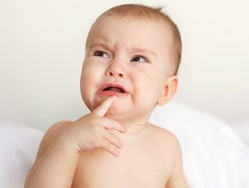 اسباب ضغط الطفل على اسنانه وهو نائم
