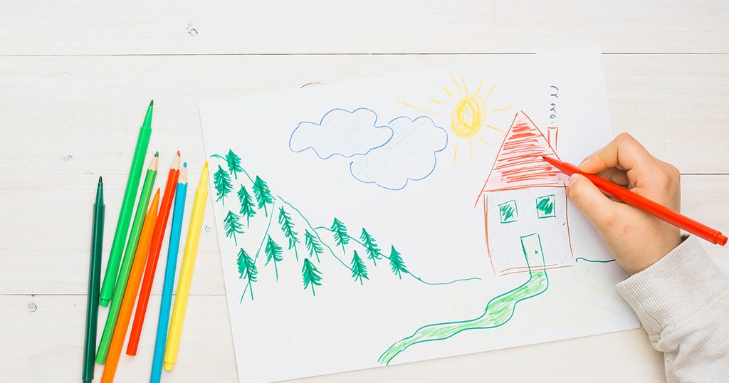 طفل يرسم بيتًا