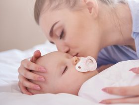افضل الطرق لتهدئة الرضيع عند النوم دون اللجوء لاحتضانه