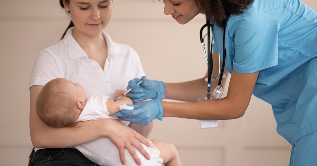 طفل صغير يخضع للتطعيم