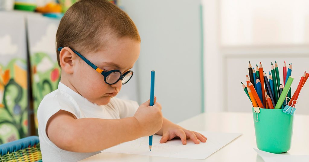 طفل صغير يحاول الكتابة