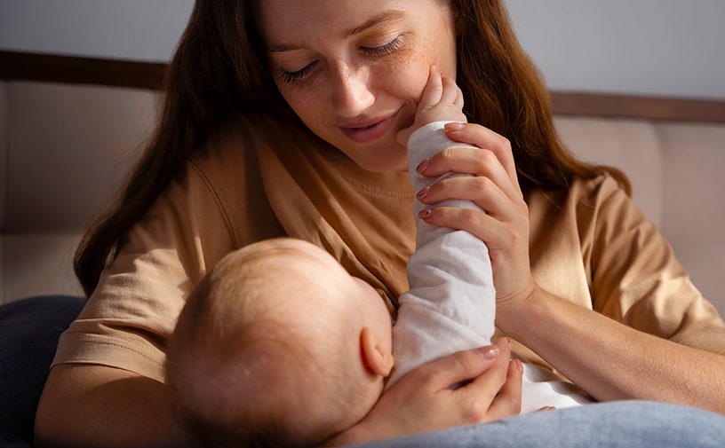 فوائد حليب الام لبشرة الطفل