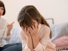 ظلم الأم لابنتها