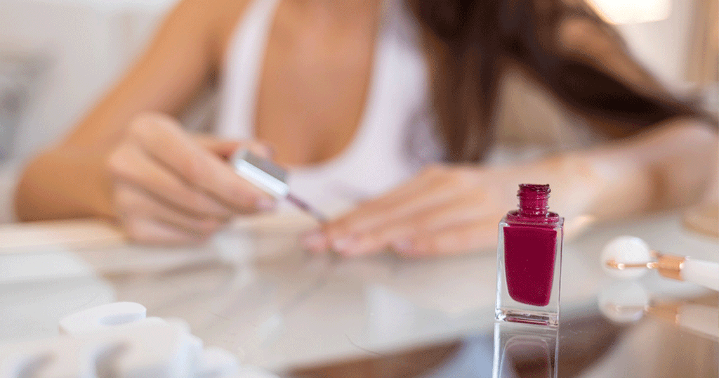 خطوات التخلص من المناكير على الملابس