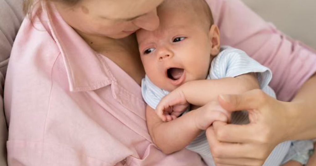 أم تحتضن رضيعها