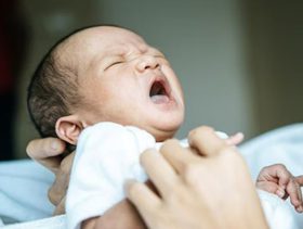 كيفية التعامل مع الحازوقة لدى الرضع