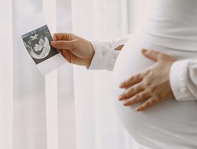 الفرق بين الحمل الطبيعي والحمل خارج الرحم