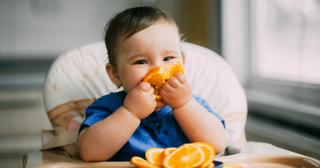 طفلة صغيرة تأكل الليمون لوحدها