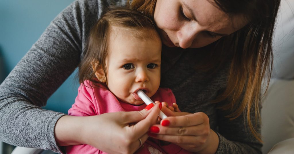 أم تعطي طفلتها الدواء