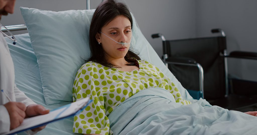 إمرأة في المستشفى تستعدّ للولادة القيصرية