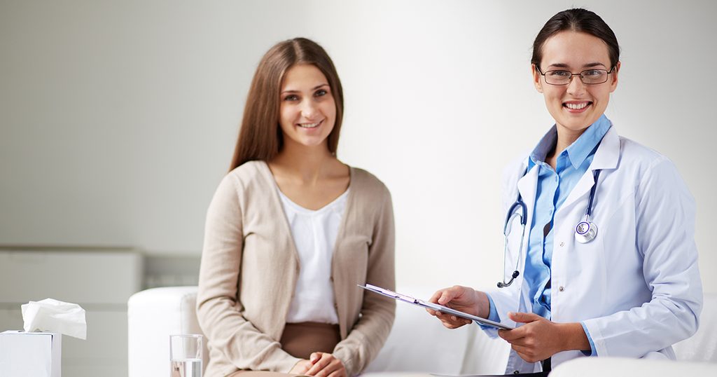 إمرأة تزور طبيبتها الخاصة