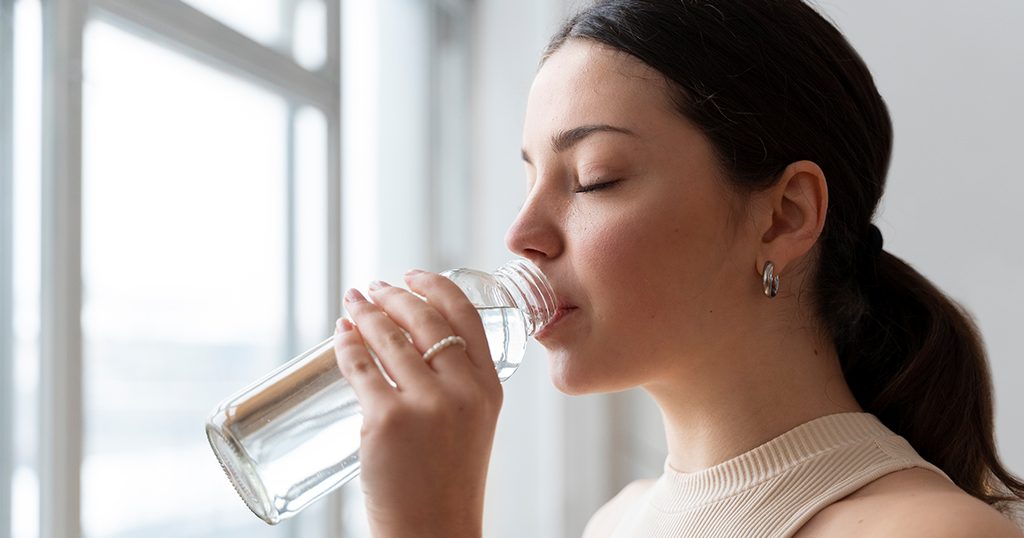إمرأة تشرب المياه