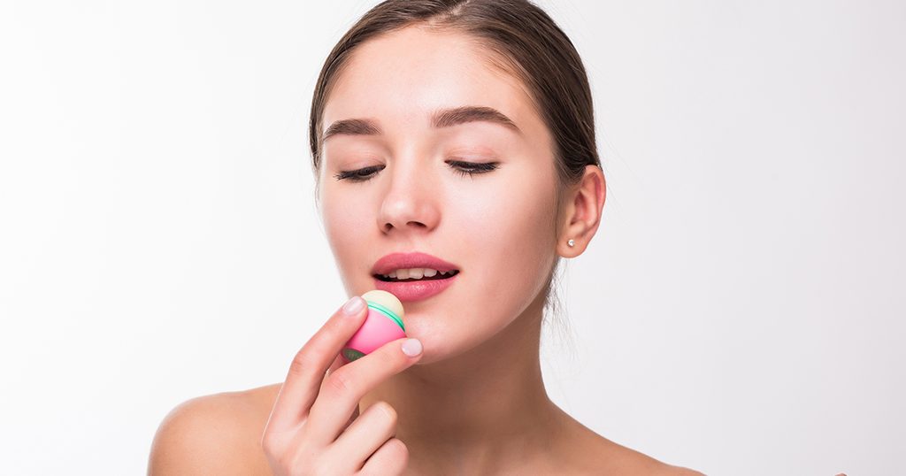 إمرأة تعتني بشفاهها